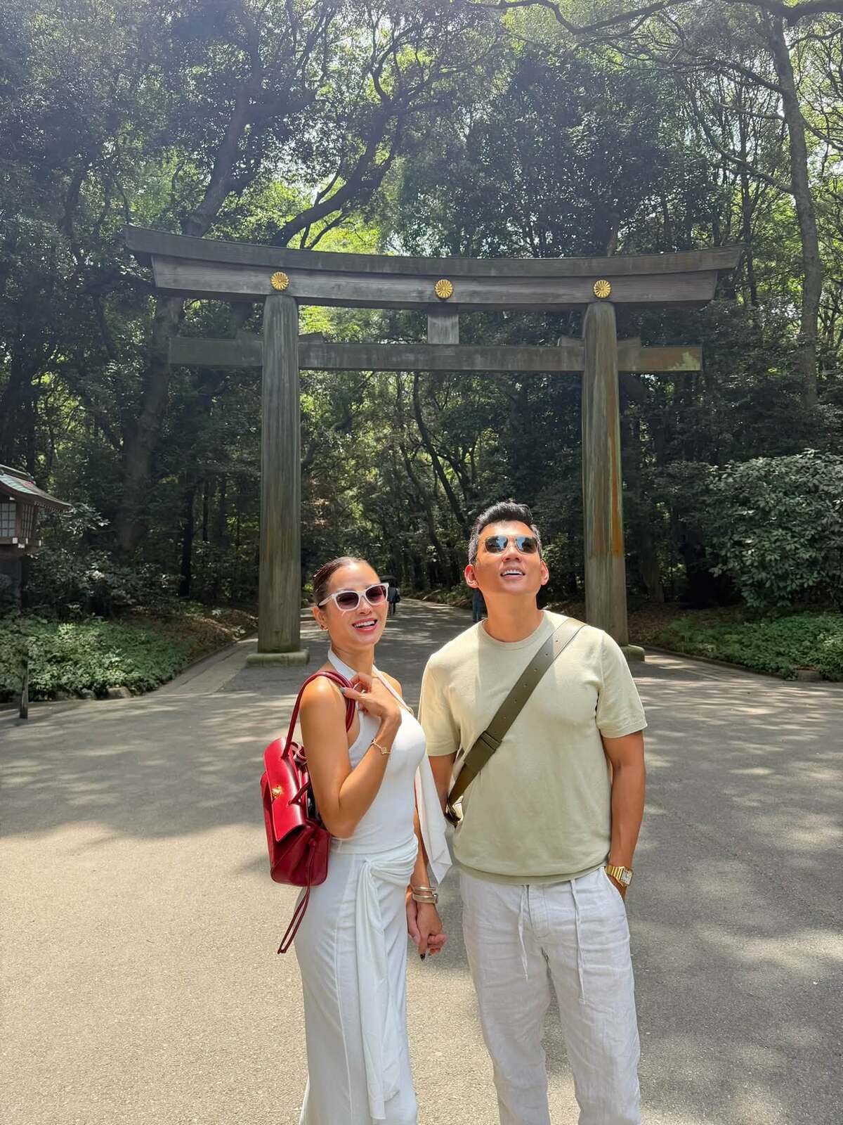 Sau nhiều điểm đến tại Tokyo và Yokohama, gia đình Phương Trinh Jolie tiếp tục ghé thăm khu vực Hakone, ngắm hồ Ashi, đi cáp treo lên thung lũng núi lửa Owakudani, thư giãn ở Hakone Yuryo và trải nghiệm tắm onsen riêng cho hai vợ chồng.