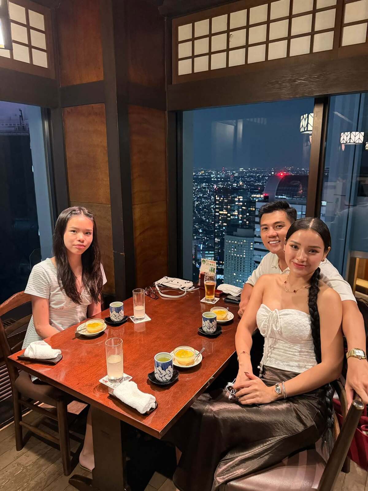 Phương Trinh cảm nhận đây là chuyến đi chữa lành và giúp cả nhà có thêm nhiều kỷ niệm đẹp. Với riêng hai vợ chồng, họ có khoảng thời gian hiếm hoi được cùng nhau chậm lại, ngắm cảnh, trải nghiệm văn hóa nước bạn và tận hưởng những giây phút bình yên.