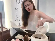 Nhà đẹp - Sau thời gian dài vắng bóng, Thủy Tiên xuất hiện trở lại, gây chú ý với khoảnh khắc thưởng trà trong biệt thự trắng 300 m2