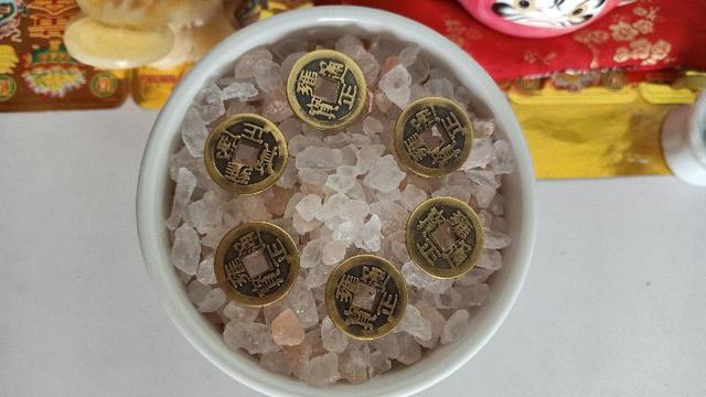 Nếu muốn tăng hiệu quả tài lộc, bạn nên xếp thêm 6 đồng xu phong thủy theo hình tròn trên mặt muối (trong phong thủy gọi là hũ muối phong thủy).