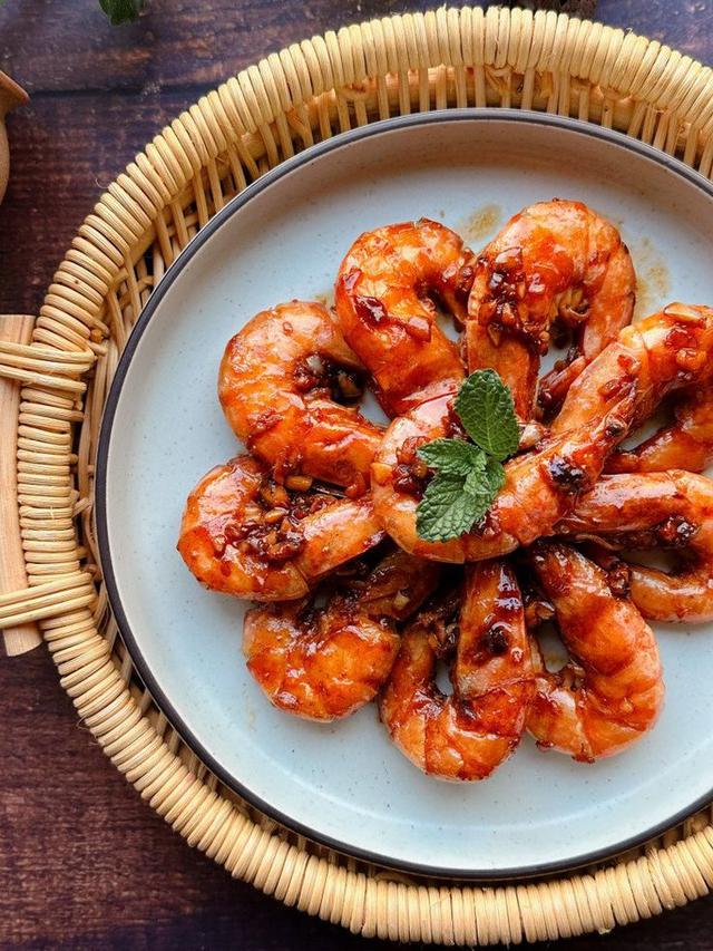 Nhiều người cho rằng ăn cả vỏ tôm sẽ bổ sung nhiều canxi hơn, tuy nhiên chuyên gia cho biết khả năng hấp thu dưỡng chất mới là yếu tố quan trọng. (Ảnh minh họa)