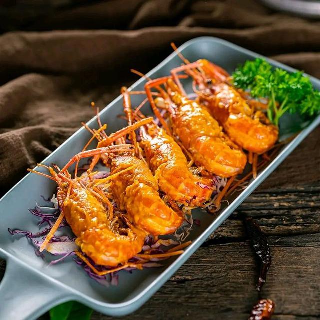 Thịt tôm cung cấp protein chất lượng cao cùng nhiều vi chất có lợi cho sức khỏe xương, trong khi canxi trong vỏ tôm không dễ hấp thu. (Ảnh minh họa)