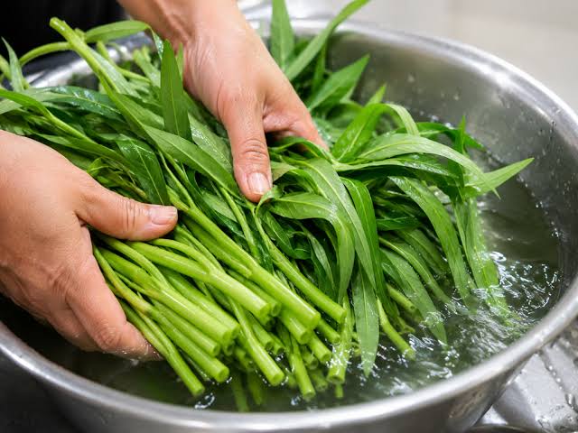 Người Việt nên ăn bao nhiêu rau mỗi ngày? Chuyên gia gợi ý 3 loại rau quen thuộc nên bổ sung thường xuyên - 2