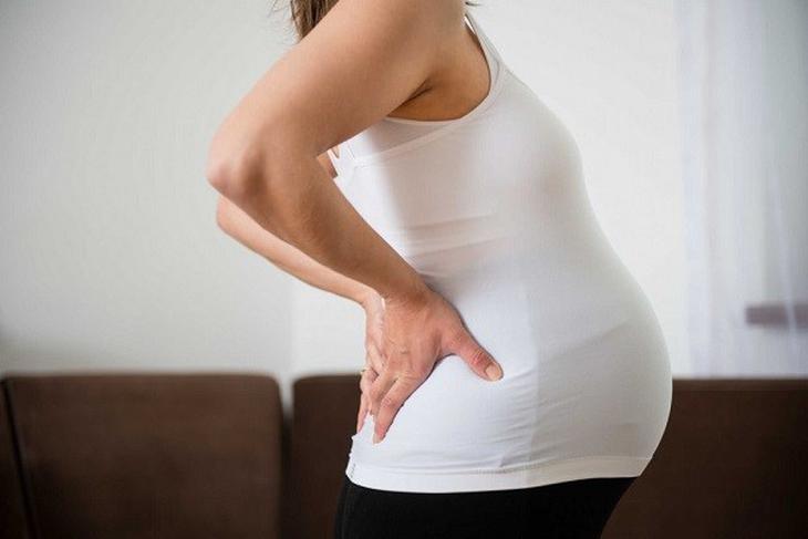 Đau lưng là hiện tượng phổ biến ở phụ nữ mang thai, nhất là thời điểm 3 tháng cuối của thai kỳ. Ảnh MH