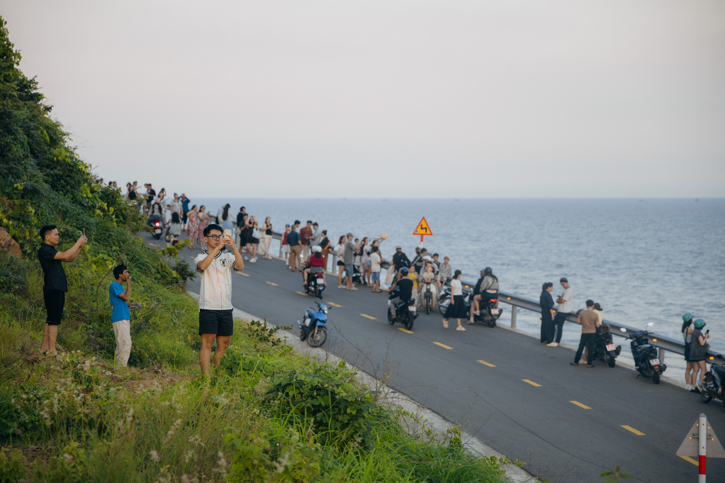 Du khách check in dốc hoàng hôn, Phan Thiết, ngày 2/8. Ảnh: Lữ Duy Tường