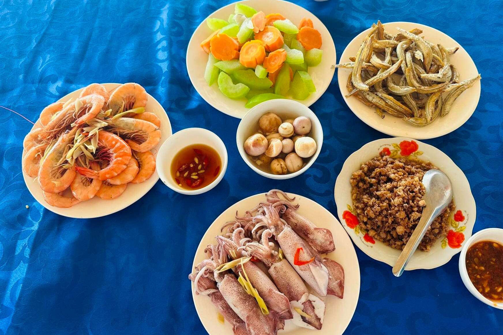 Một Số Món Ăn Chế Biến Từ Hải Sản Tươi Ngon Trên Đảo. Ảnh: Yến Lê