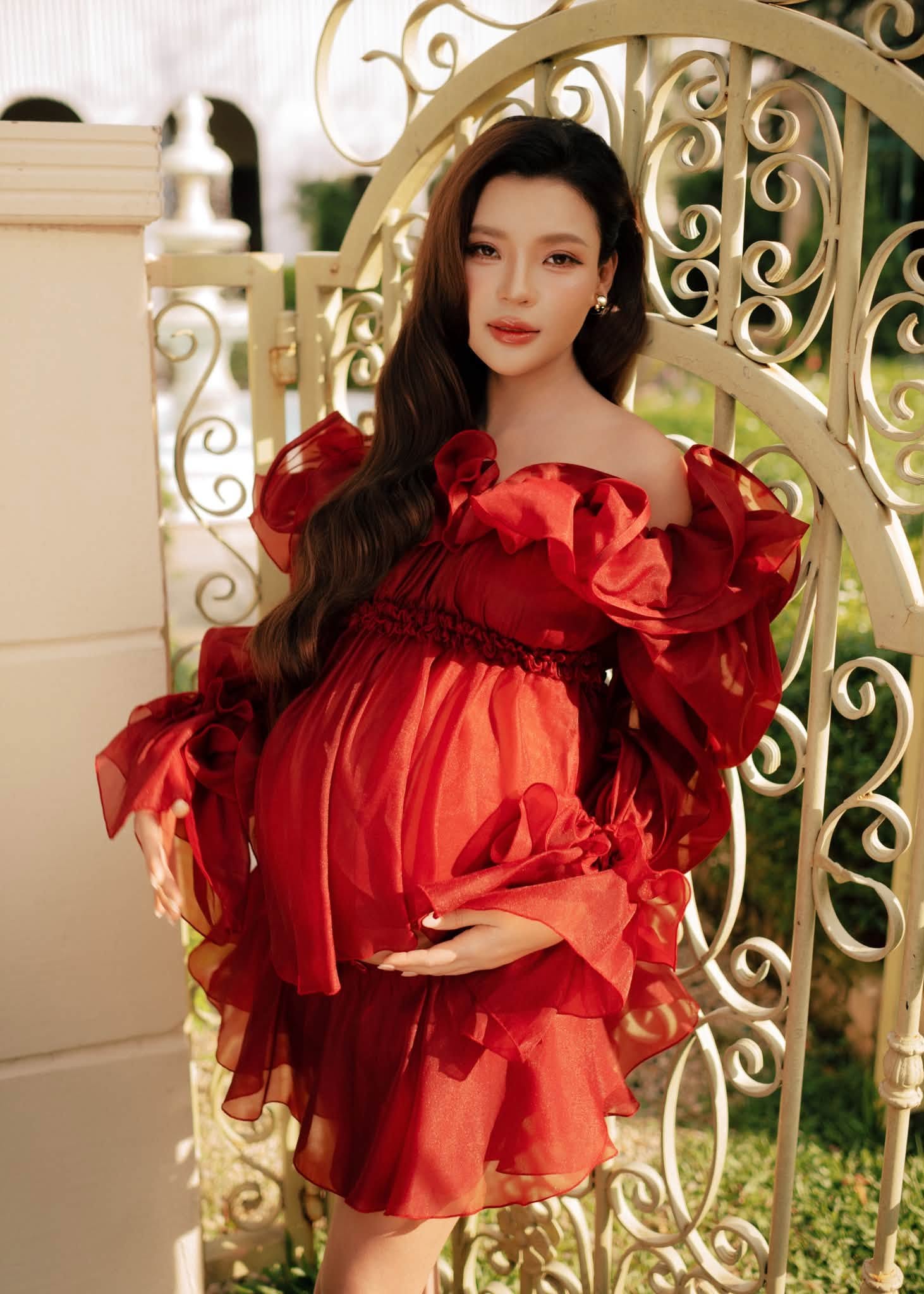 Chỉ cần mặc bộ đồ yêu thích, tô chút son là tôi thấy vui hơn rất nhiều. Tôi nghĩ phụ nữ ở giai đoạn nào cũng nên giữ sự chỉn chu, không phải để người khác ngắm mà mỗi sáng soi gương, vẫn thấy yêu chính mình, Thúy Diễm cho biết.