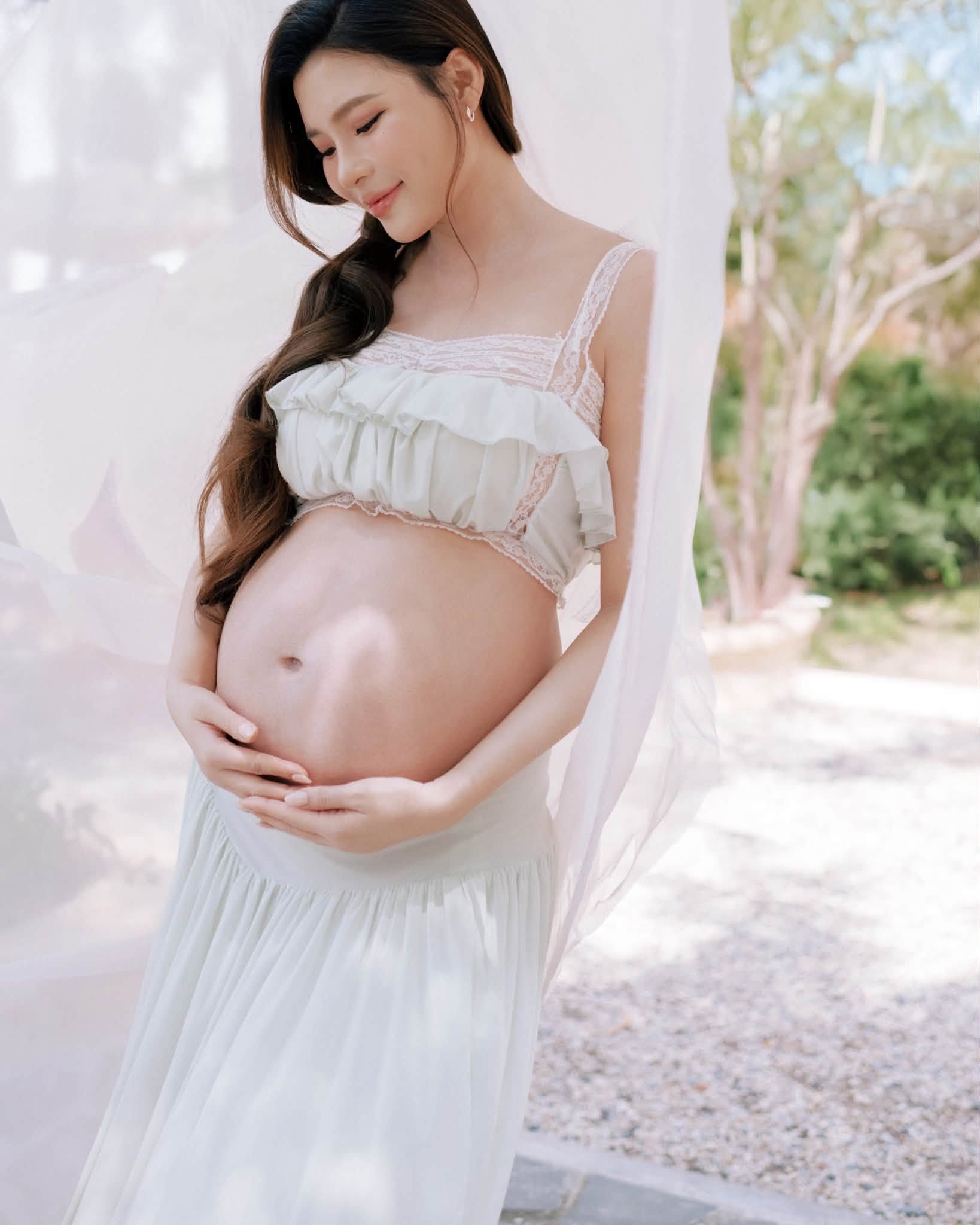Thúy Diễm muốn tranh thủ ghi lại thật nhiều khoảnh khắc đẹp với bụng bầu vì đây là dấu mốc đáng nhớ trong hành trình làm mẹ.