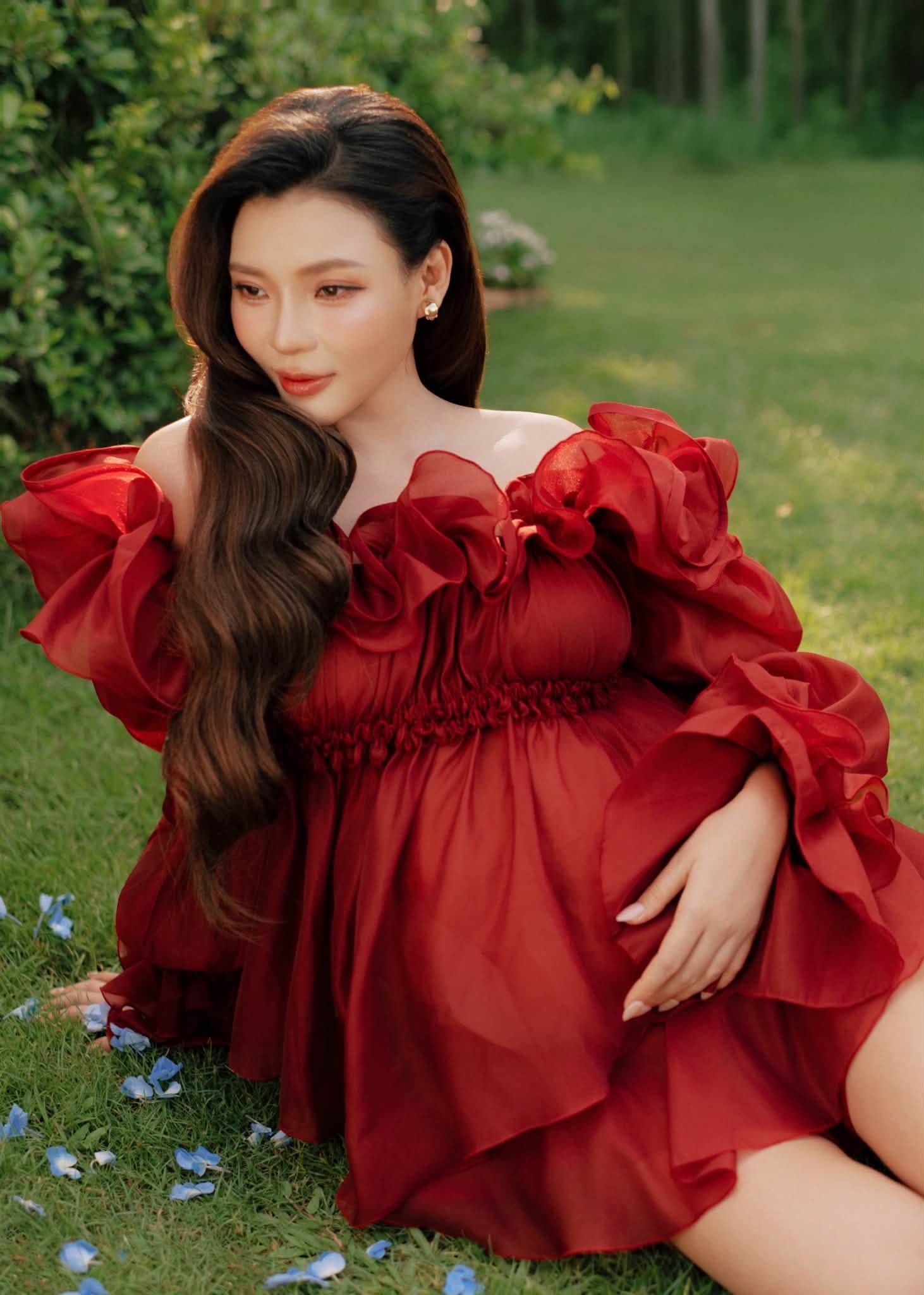Thay vì lo lắng về những vết rạn hay số cân tăng lên, cô kiên trì dưỡng ẩm vùng bụng, hông và đùi bằng các sản phẩm dành riêng cho mẹ bầu theo hướng dẫn của bác sĩ.