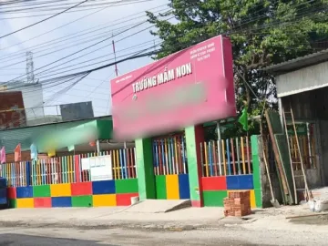 Bảo mẫu thừa nhận dùng dây thun bắn vào lòng bàn chân hai bé