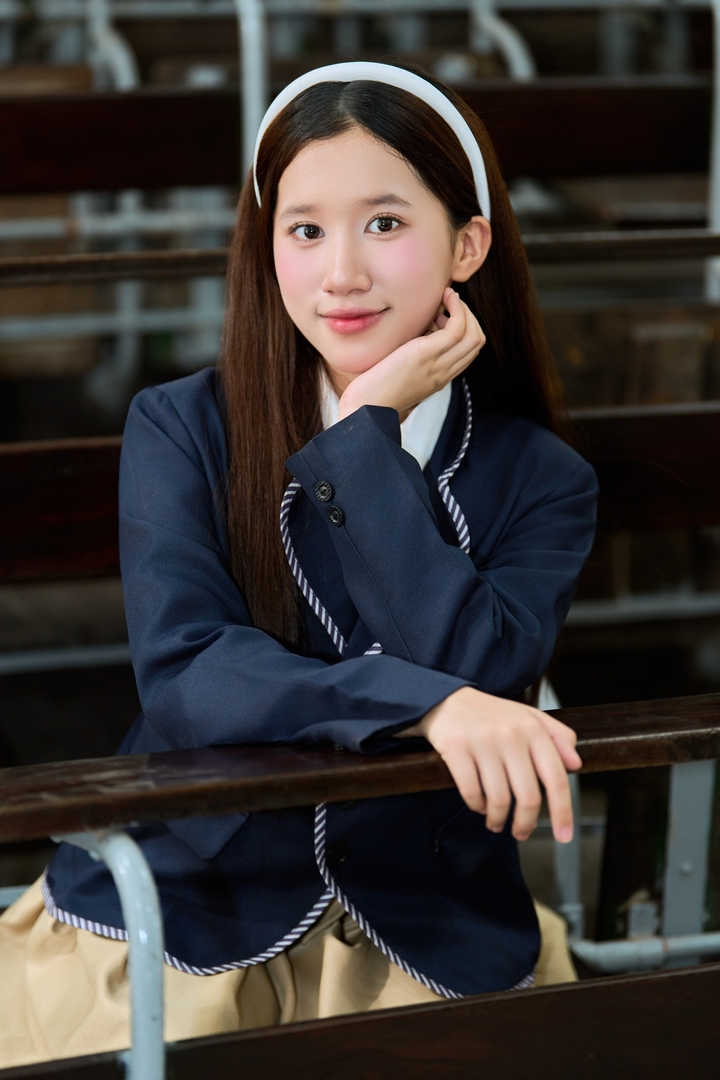 Trong MV “Ba kể con nghe về mẹ”, Thục Trang Sachi hoá thân vai Hạ An - cô bé theo đuổi đam mê ca hát để viết tiếp ước mơ còn dang dở của mẹ.