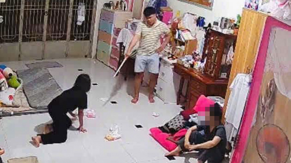 Long bắt bé L. quỳ (ảnh cắt từ video)