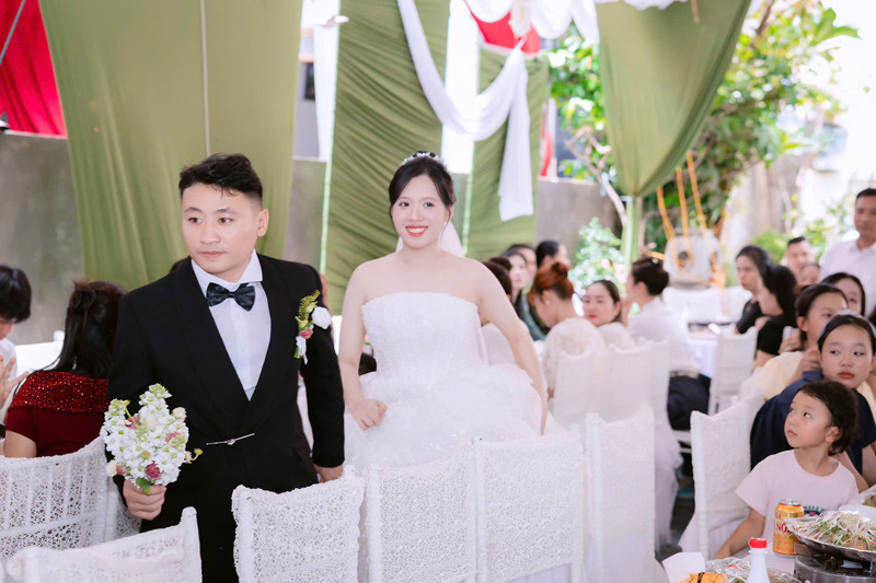 Cặp đôi có mối tình sát vách đầy thú vị 