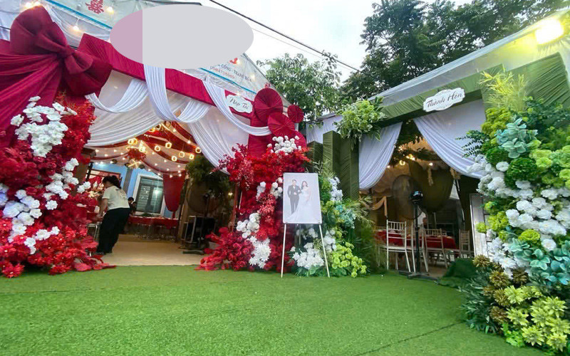 Hai rạp cưới dựng sát nhau, rạp màu đỏ của nhà gái và rạp màu xanh của nhà trai 