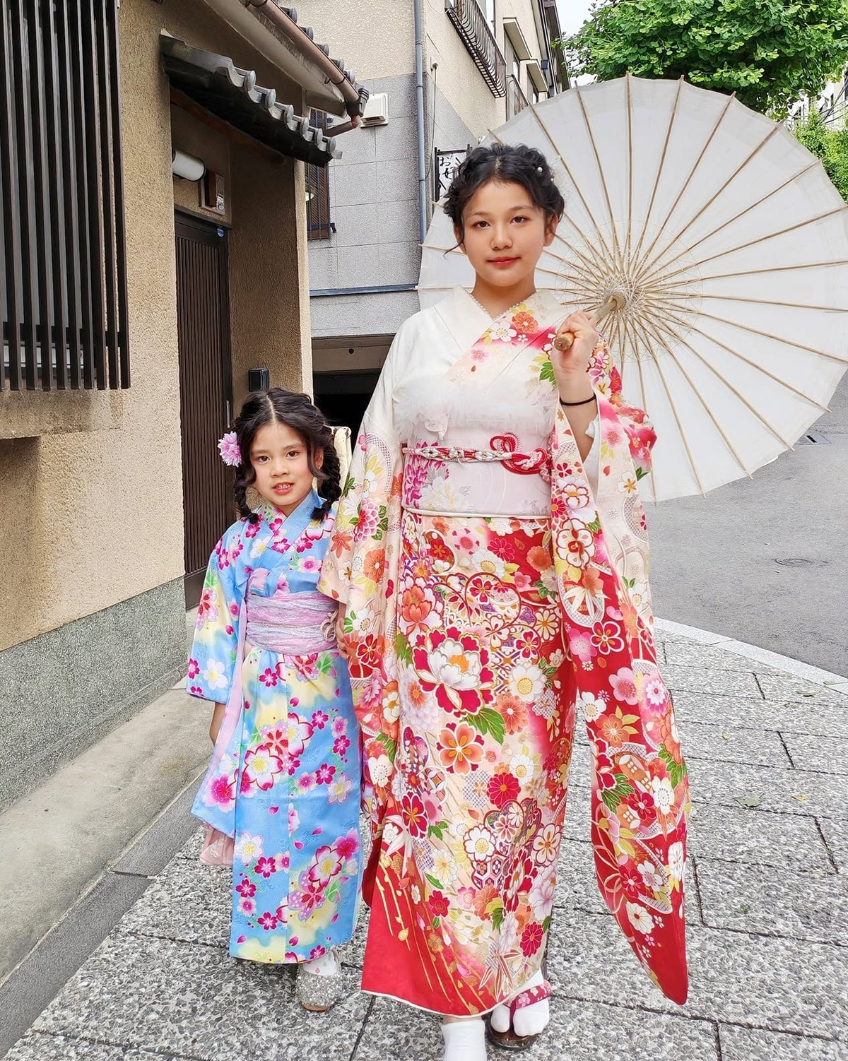 Khi đi du lịch Nhật Bản cùng bố mẹ, Na và Nấm diện kimono in hoa. Jennifer cho biết cô luôn tạo điều kiện cho con tiếp xúc với thế giới qua các chuyến du lịch để tự hình thành gu thẩm mỹ.