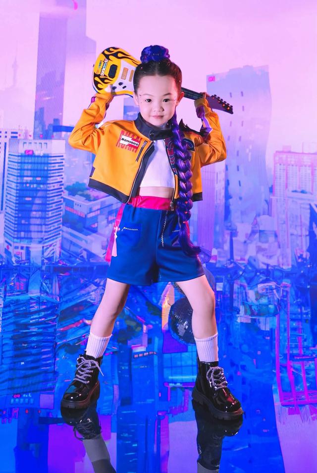 Cô cũng hài hước cho biết rằng Không biết năm sau là nhân vật gì tiếp theo đây trước lựa chọn của con gái.