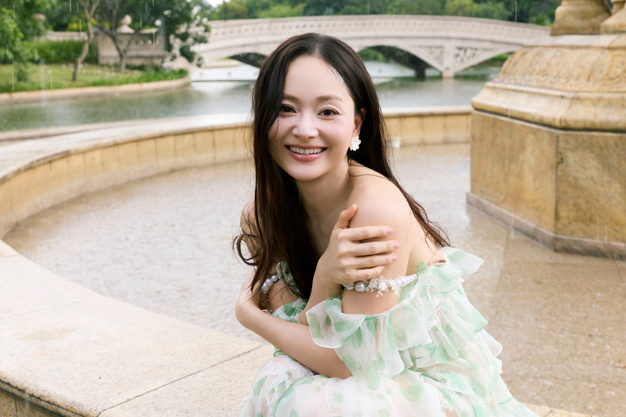 Trước đó, diễn viên đưa hai con Lina và Mia vào TP HCM từ cuối tháng 6 để tham gia một dự án điện ảnh. Người đẹp mong muốn cho các con mùa hè thật đáng nhớ, khác biệt khi cùng mẹ đi công tác. Theo Lan Phương, Lina và Mia gần đây vui vẻ, hoạt bát hơn vì cảm nhận được nguồn năng lượng tích cực của cô sau khi kết thúc quãng thời gian căng thẳng vì vụ ly hôn kéo dài. Cô cũng muốn giữ cho con cuộc sống ổn định để các bé không bị ảnh hưởng bởi chuyện chia tay của bố mẹ.