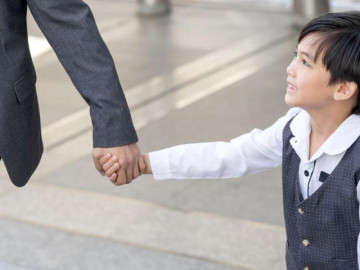 Con được khen, đừng vội nói 'Có gì đâu': Cha mẹ khéo léo sẽ biết đáp lại bằng 1 câu