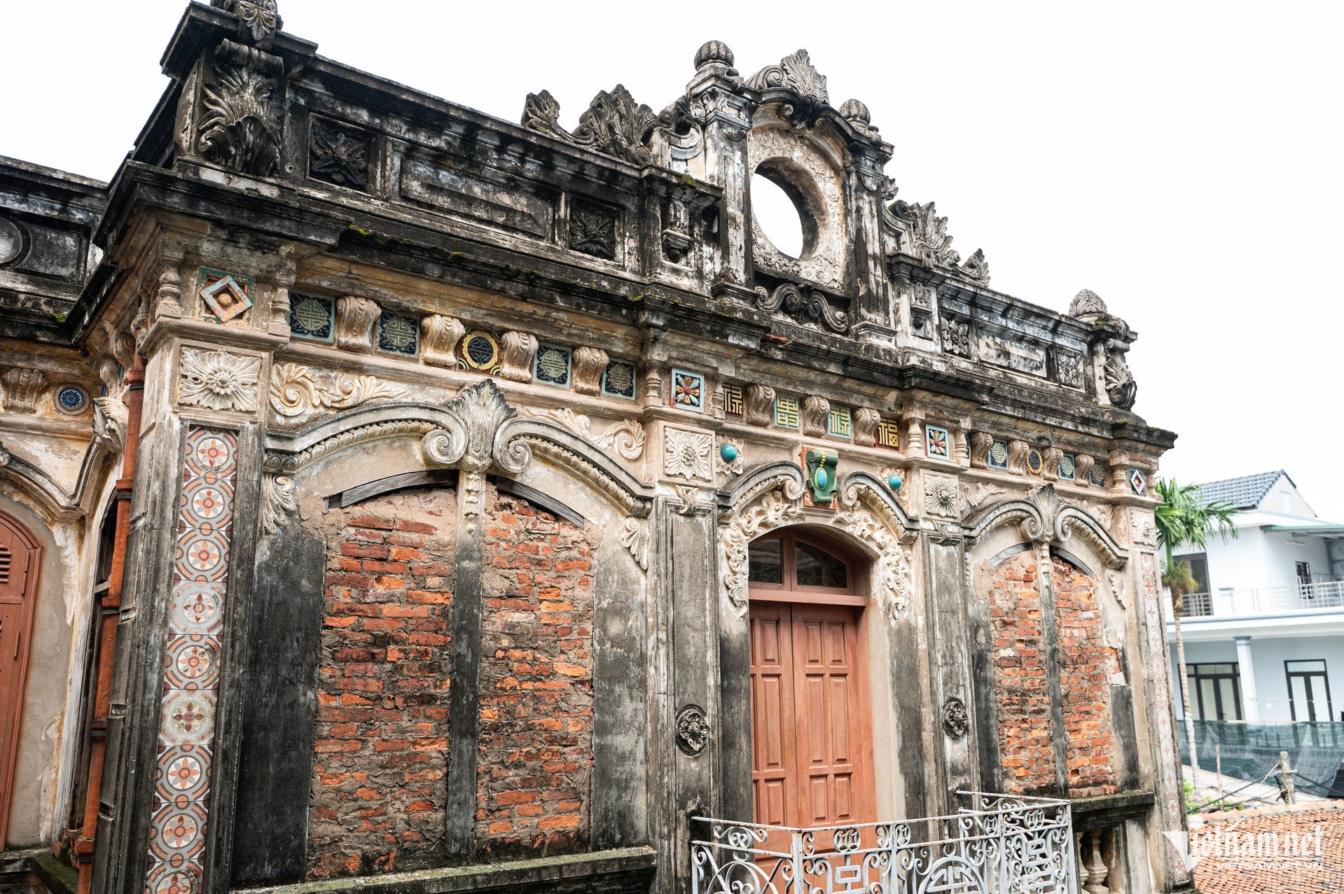 Công trình mang dấu ấn kiến trúc Đông Dương, kết cấu theo phong cách Pháp nhưng kết hợp các họa tiết truyền thống Việt Nam