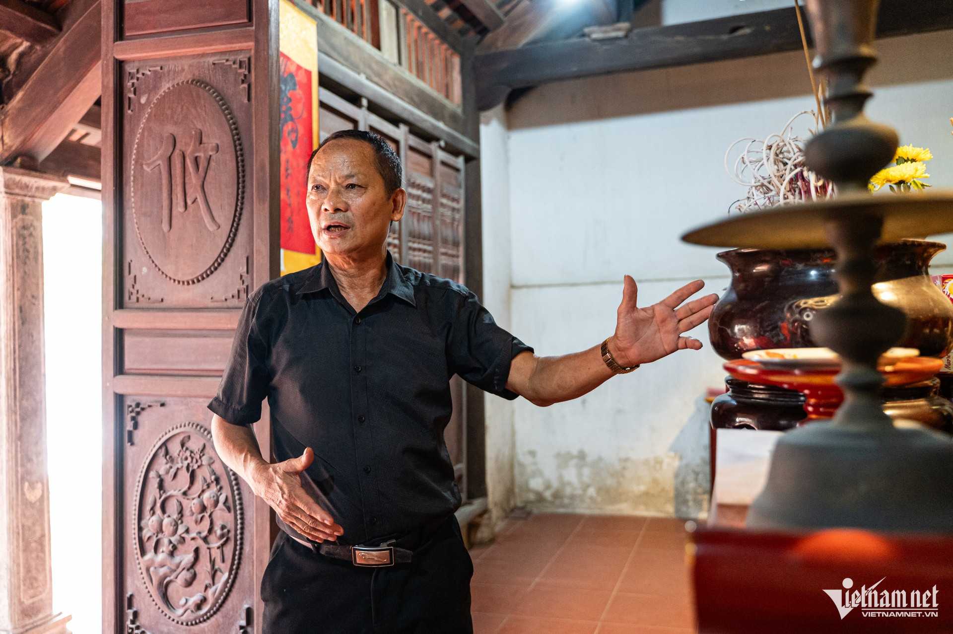 Ông Minh tại nhà thờ họ Đinh - công trình được nhiều đời con cháu gìn giữ