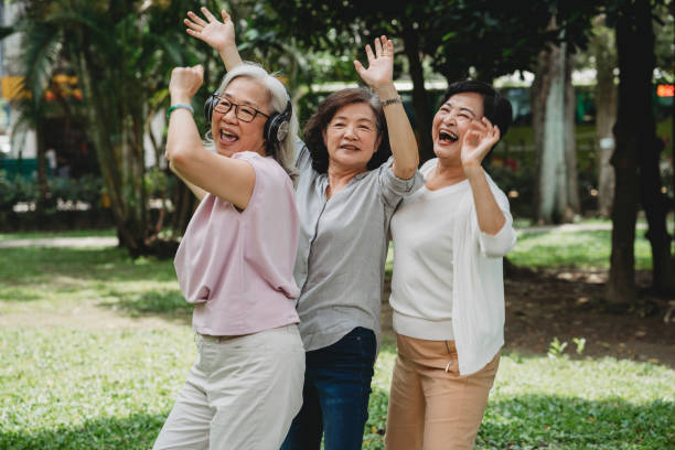Tuổi già sẽ thêm nhiều niềm vui khi mỗi người biết giữ cho mình tinh thần cởi mở và những mối quan hệ tích cực. Ảnh minh họa: iStock
