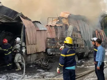 Hà Nội: Kịp thời dập tắt đám cháy lớn tại xưởng sản xuất phường Chương Mỹ
