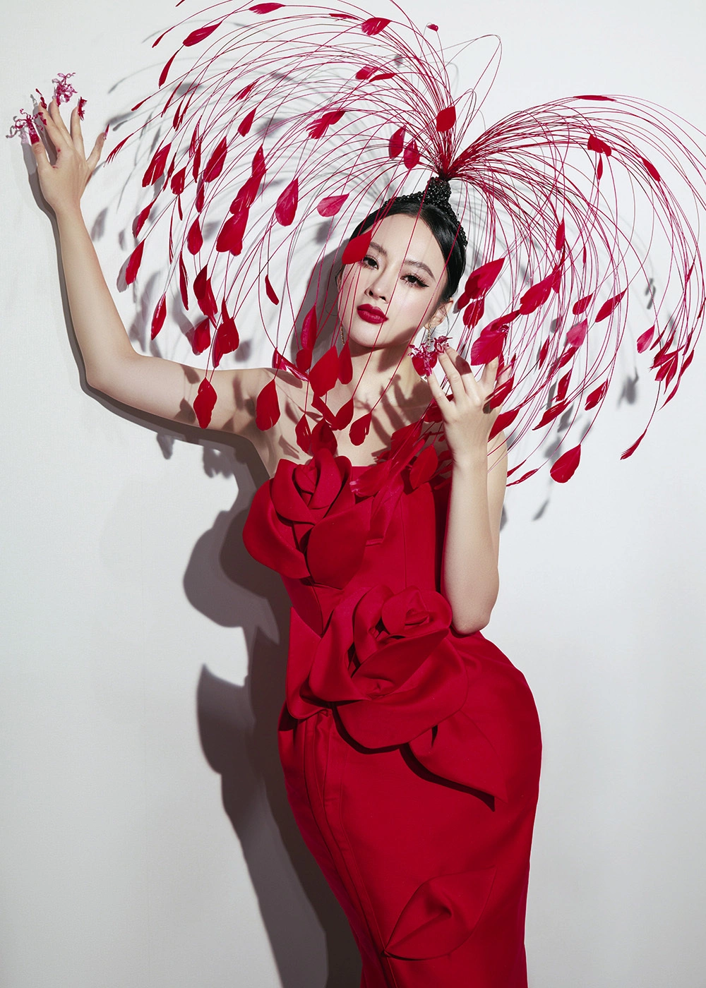 Angela Phương Trinh từng được đặt cho biệt danh nữ hoàng thảm đỏ, tắc kè hoa vì mỗi lần xuất hiện, cô đều chiếm spotlight bởi cách ăn mặc, trang điểm ấn tượng. Tại show thời trang của nhà thiết kế Đỗ Mạnh Cường cuối năm 2022, cô gây chú ý với bộ đầm đỏ rực được thiết kế riêng kết hợp cùng mạng che mặt đính kết lông vũ, tạo hình ảnh một nữ thần chim yến.