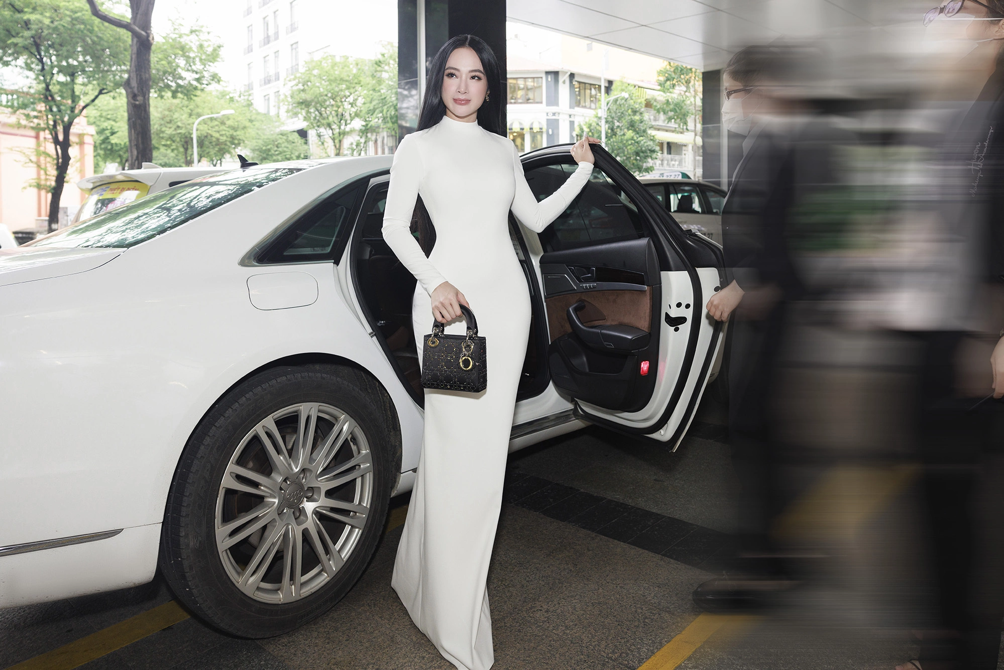 Trở lại showbiz năm 2022 sau nhiều năm vắng bóng, cô thay đổi phong cách với trang phục tôn dáng nhưng hạn chế khoảng hở. Ở một sự kiện hồi 10/2022, nữ diễn viên diện váy tôn triệt để đường cong 84-62-99 cm lúc bấy giờ. Cô tạo điểm nhấn cho phong cách bằng mái tóc giả buông xõa, dài thướt tha.