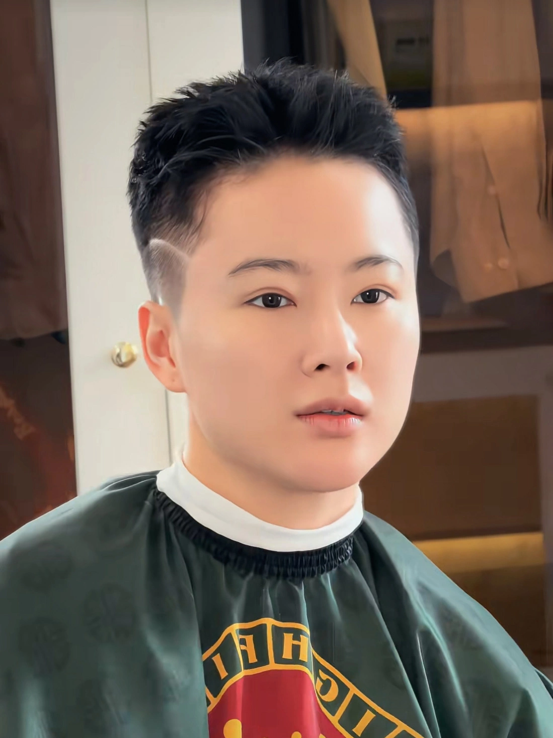 Gần đây, cô tiếp tục gây chú ý khi để mái tóc undercut giống hệt con trai. Video cắt tóc chuẩn men được cô chia sẻ trên kênh TikTok cá nhân, thu hút 600.000 lượt xem và hàng nghìn bình luận chỉ sau ít giờ.Angela Phương Trinh sinh năm 1995, nổi tiếng qua nhiều phim như Mùi ngò gai, Bà mẹ nhí... tạo dấu ấn trong lòng khán giả với ngoại hình nữ tính, xinh xắn. Vài năm qua, cô rời showbiz, chủ yếu quảng cáo cho các nhãn hàng hoặc livestream bán hàng.