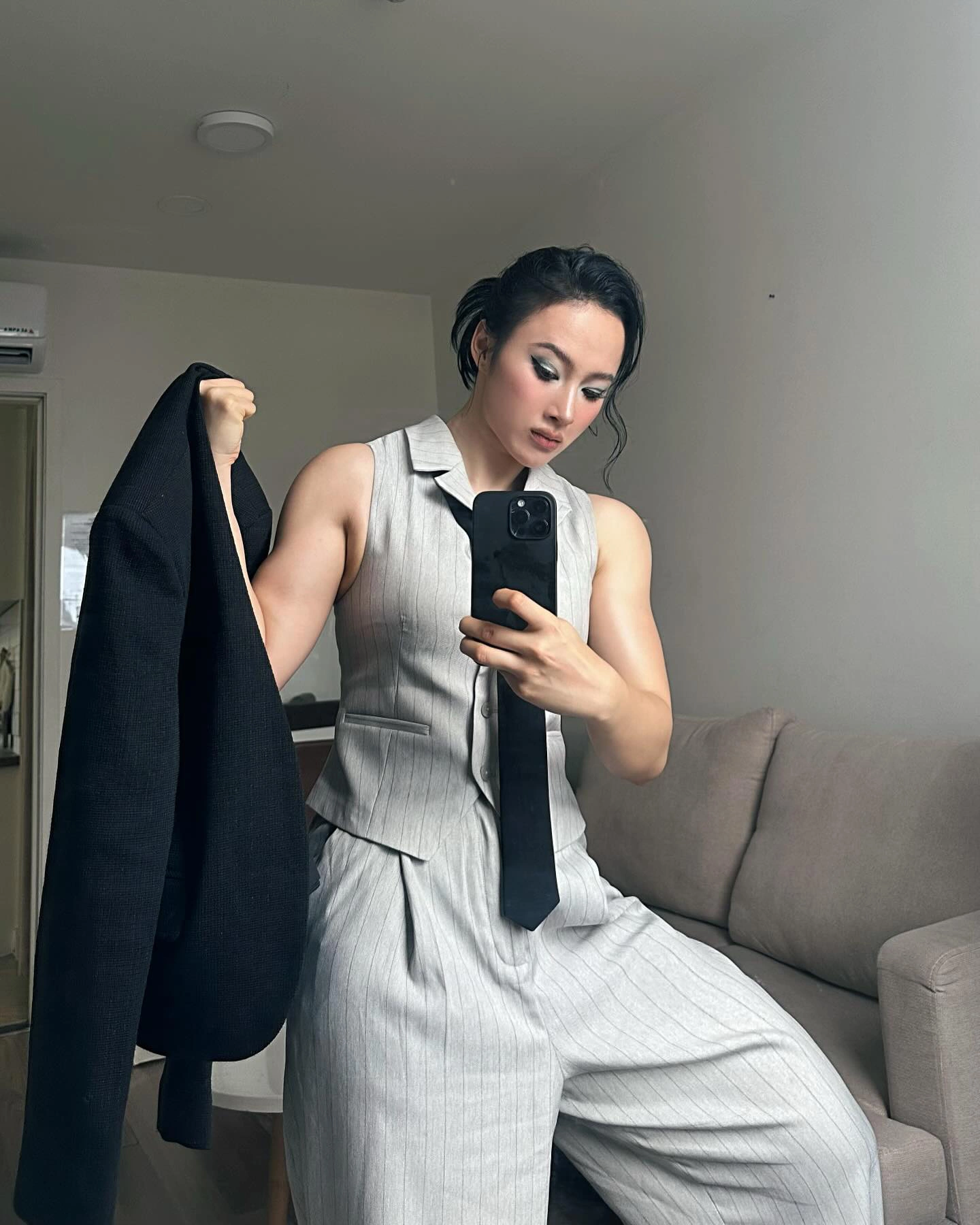 Cùng với việc luyện tập, Angela Phương Trinh quay lại phong cách đô con với những bộ cánh khoe hình thể. Tạo hình mạnh mẽ kiểu quý ông khiến Angela Phương Trinh được nhận xét như lực sĩ.