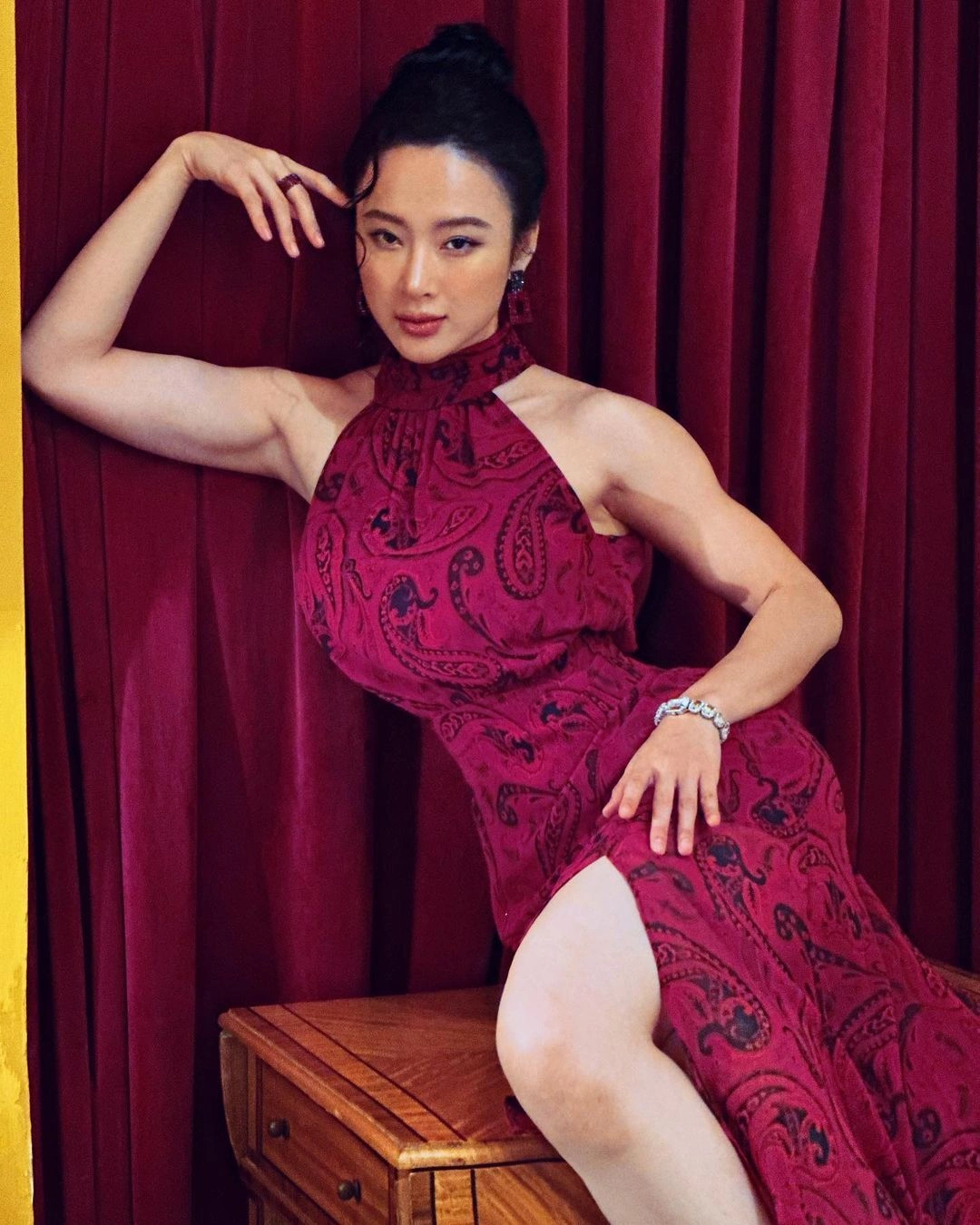 Đến cuối năm 2023, Angela Phương Trinh trở lại với việc luyện tập cường độ cao và những bộ cánh sexy.