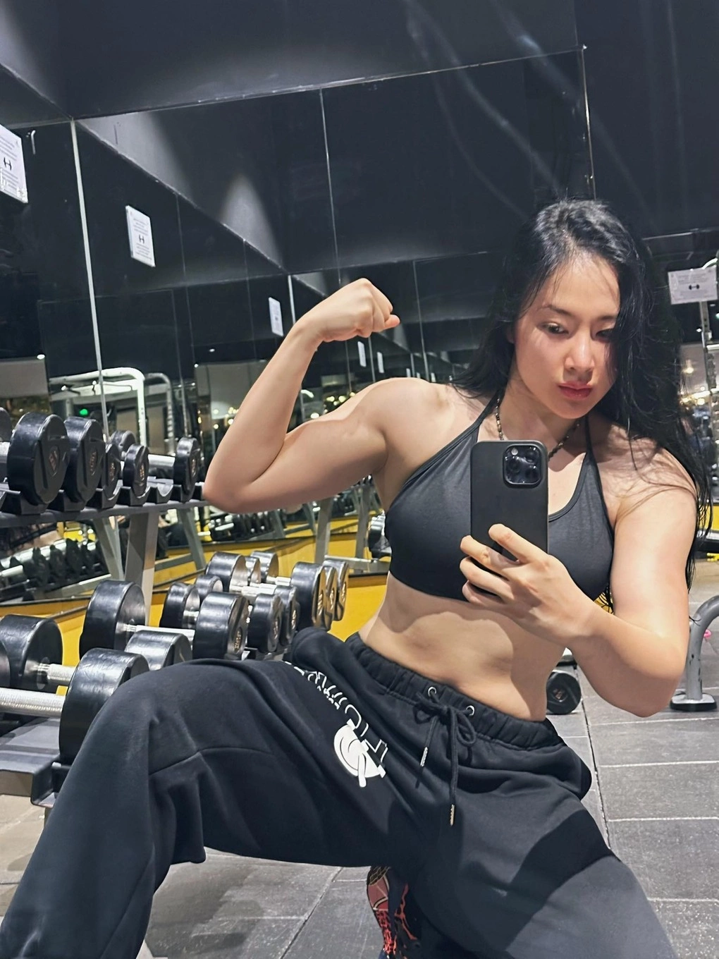 Angela Phương Trinh bắt đầu trở lại việc luyện tập cường độ cao từ đầu năm 2025. Mục tiêu của Angela Phương Trinh thời điểm đó là tăng cơ, xây dựng hình thể gợi cảm theo hướng khỏe mạnh với bụng múi, hông nở, đùi to như các mỹ nhân Mỹ Latin.
