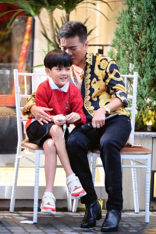 Những hình ảnh Polo lớn lên từng ngày cũng cho thấy cậu bé ngày càng tự tin và có nhiều nét giống bố. Khán giả dành sự yêu mến cho Polo không chỉ bởi cậu là con trai của Đàm Vĩnh Hưng mà còn bởi hình ảnh hồn nhiên, gần gũi trong những lần xuất hiện.