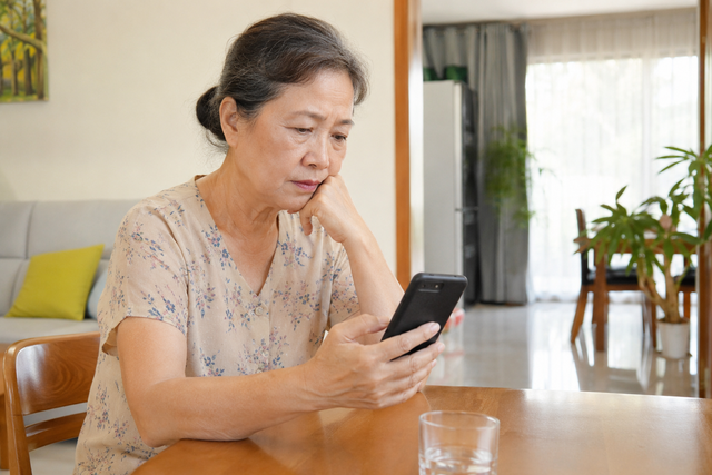 Khi còn trẻ, chúng ta có thể làm việc để nuôi con nhưng khi bước vào tuổi già, chúng ta càng cần chuẩn bị cho chính mình. Ảnh minh họa