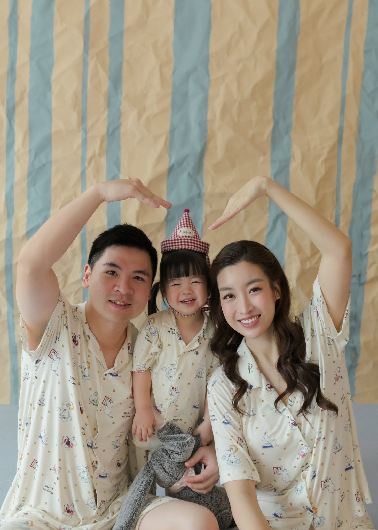 Trên trang cá nhân, Đỗ Mỹ Linh không hề nhắc đến tin vui và luôn đăng ảnh mặc áo giấu vòng hai. Khi được truyền thông hỏi về tin bầu bí, cô từ chối phản hồi với lý do đây là việc riêng của gia đình. Trước đó, khi có bé Titi, vợ chồng cô cũng giữ kín thông tin đến khi em bé tròn một tuổi.