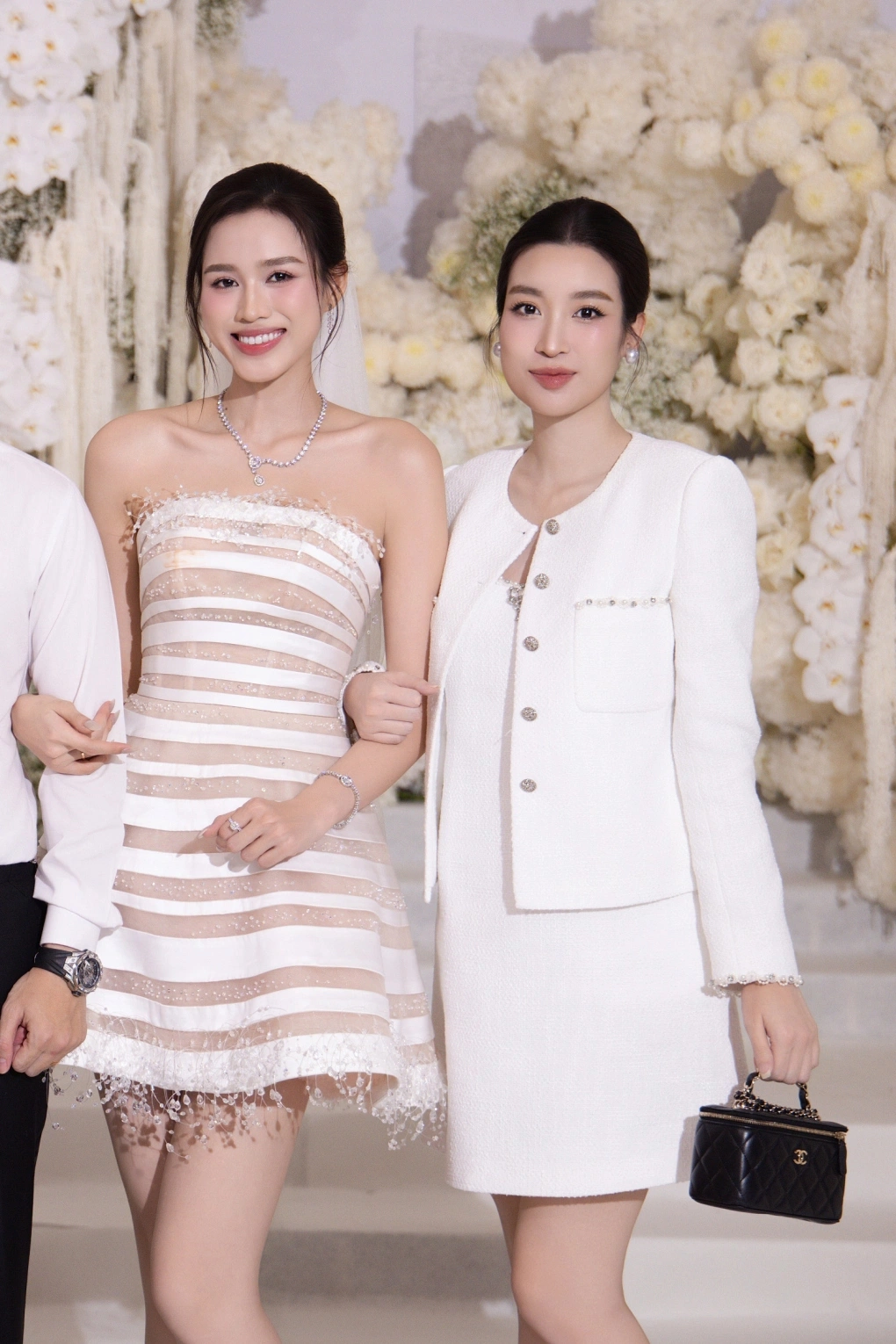 Trong thời gian mới mang bầu lần thứ hai, Đỗ Mỹ Linh vẫn thi thoảng xuất hiện tại các sự kiện, đám cưới của bạn bè thân thiết và đi làm tại tập đoàn của nhà chồng. Cô là phó chủ tịch công ty quản lý trung tâm thương mại thuộc Tập đoàn Tamp;T. Trong ảnh, cô dự đám cưới hoa hậu Đỗ Thị Hà khi mới mang bầu.