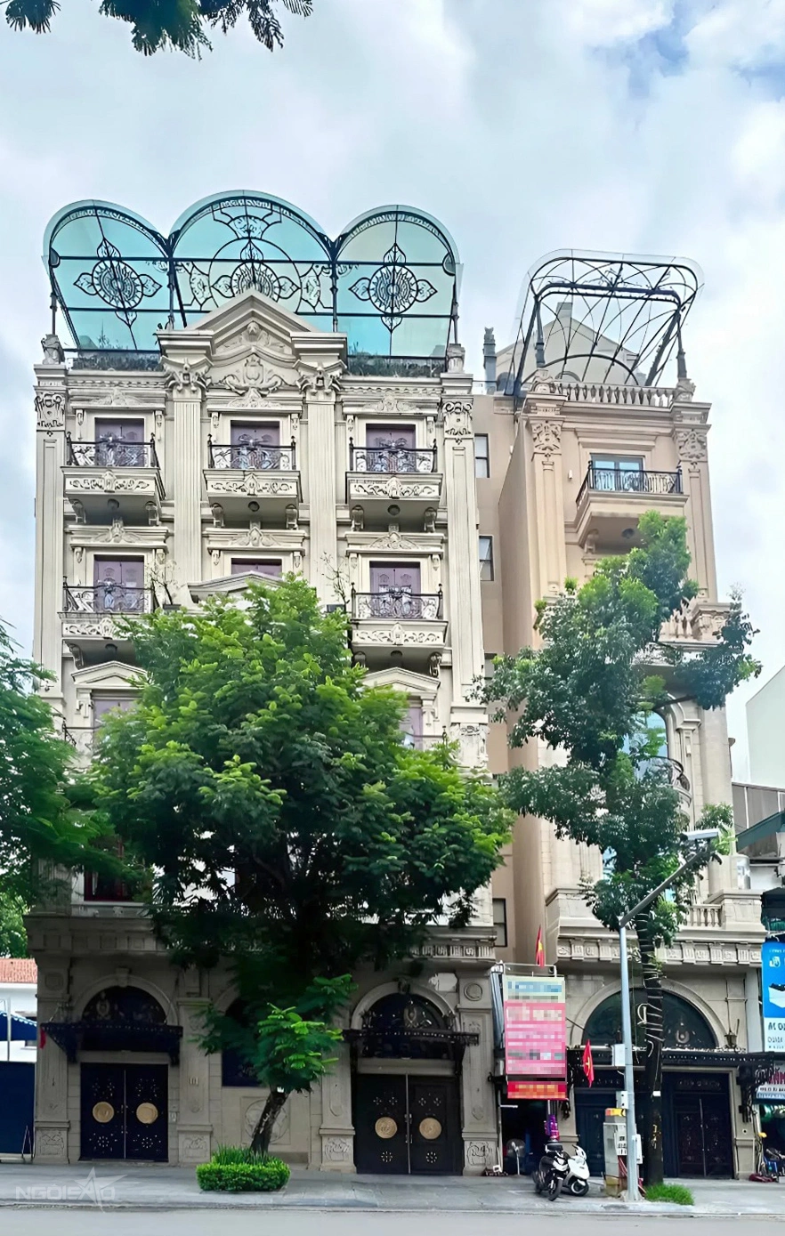 Cơ ngơi riêng của vợ chồng Đỗ Mỹ Linh cao 6 tầng, có phần ngoại thất phong cách tân cổ điển với màu sơn, họa tiết trang trí hài hòa với tòa nhà riêng của gia đình bầu Hiển xây trước đó nhiều năm. Vợ chồng người đẹp mất hơn một năm để hoàn thiện việc thiết kế, xây dựng cũng như nội thất. Ngày chuyển về tổ ấm này, hoa hậu khoe một góc nội thất trên story cá nhân và viết: Bắt đầu cuộc sống mới.