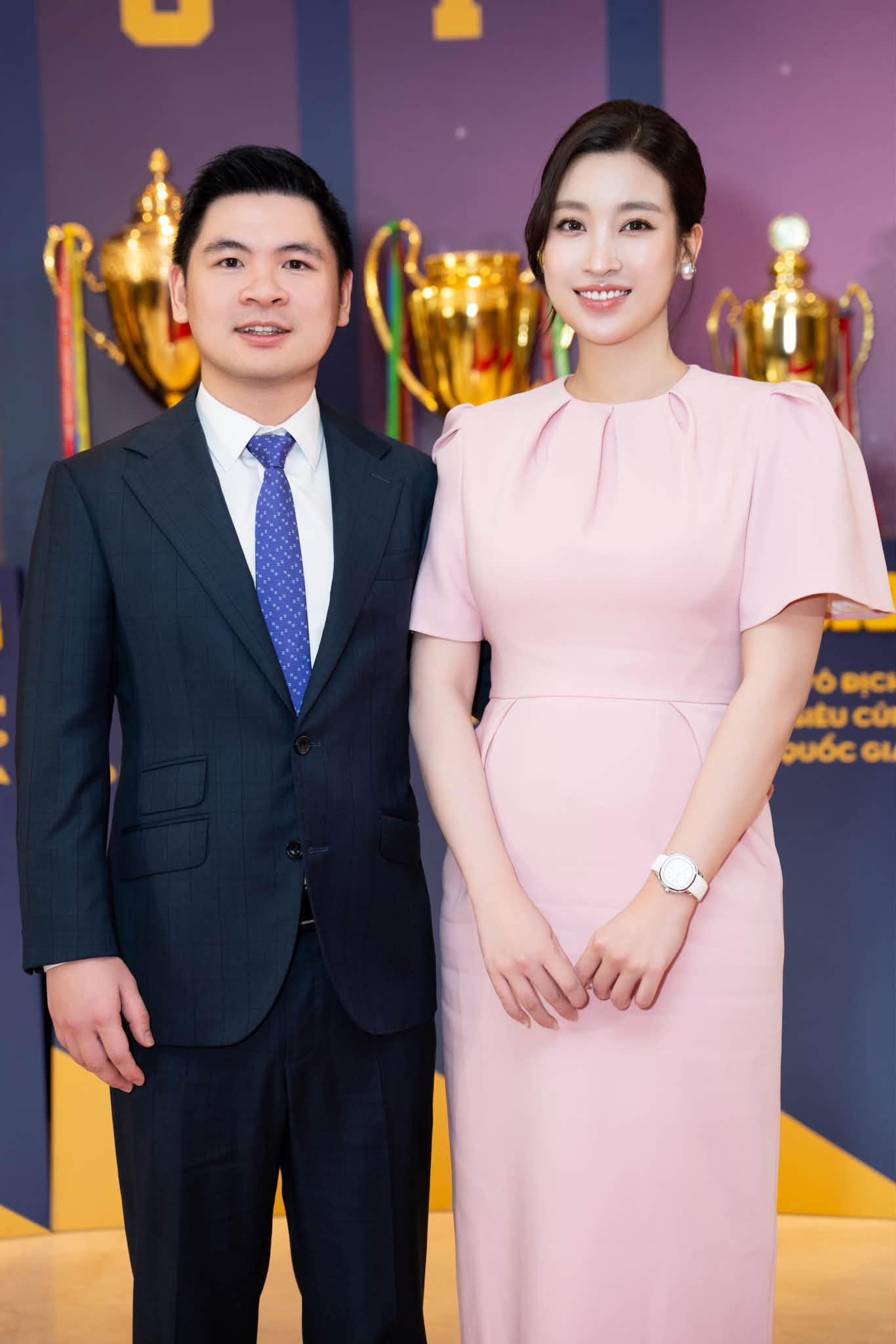 Hơn một tháng sau khi sinh em bé thứ hai, Đỗ Mỹ Linh sánh đôi ông xã Đỗ Vinh Quang tại sự kiện kỷ niệm thành lập đội bóng do anh là chủ tịch. Hoa hậu được khen khéo chọn váy che phần bắp tay và bụng dưới.