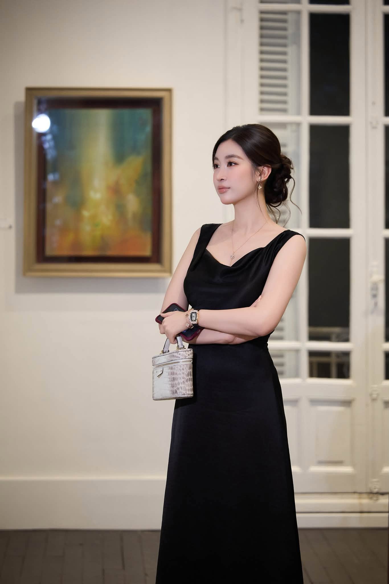 Khi em bé thứ hai cứng cáp hơn, Đỗ Mỹ Linh mới xuất hiện tại sự kiện do bạn bè tổ chức. Hồi tháng 8, cô gây chú ý khi diện outfit trị giá gần 10 tỷ đồng với đồng hồ, trang sức, túi xách... hàng hiệu tại một buổi triển lãm tranh.