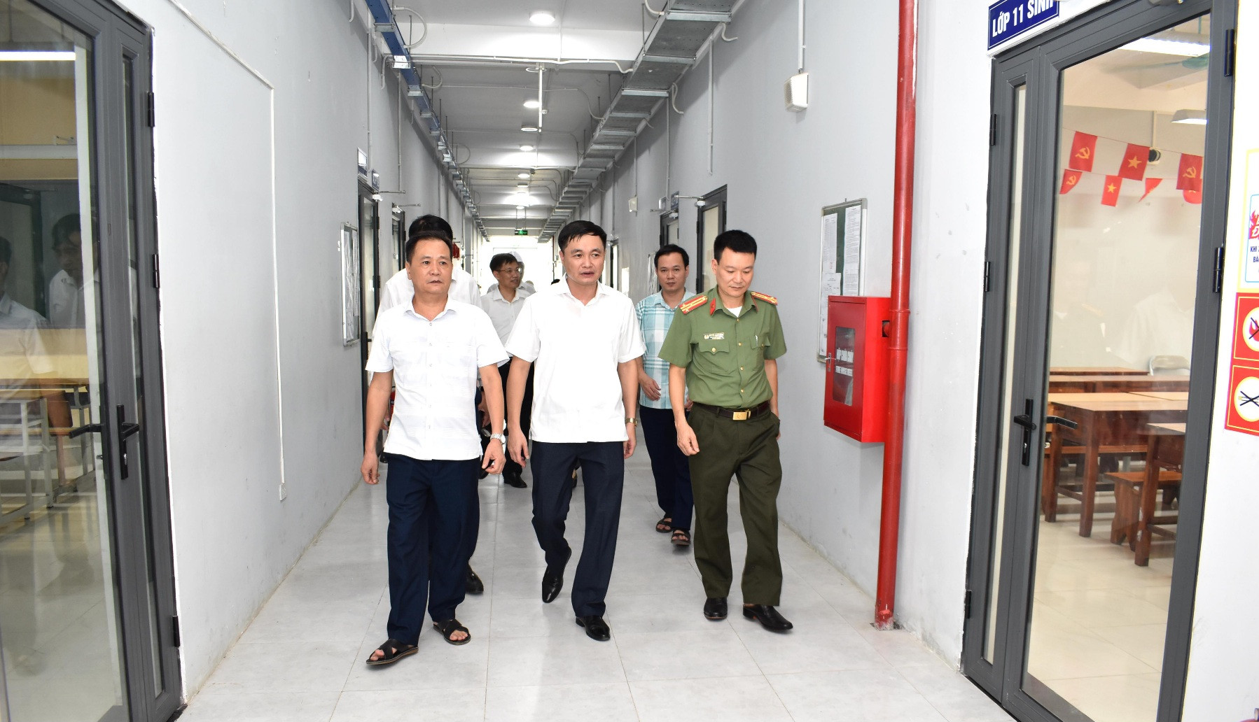 Lãnh đạo UBND tỉnh kiểm tra công tác chuẩn bị tổ chức thi lại tốt nghiệp THPT năm 2026 tại Điểm thi Trường THPT Chuyên Tuyên Quang. Ảnh: Cổng TTĐT tỉnh Tuyên Quang