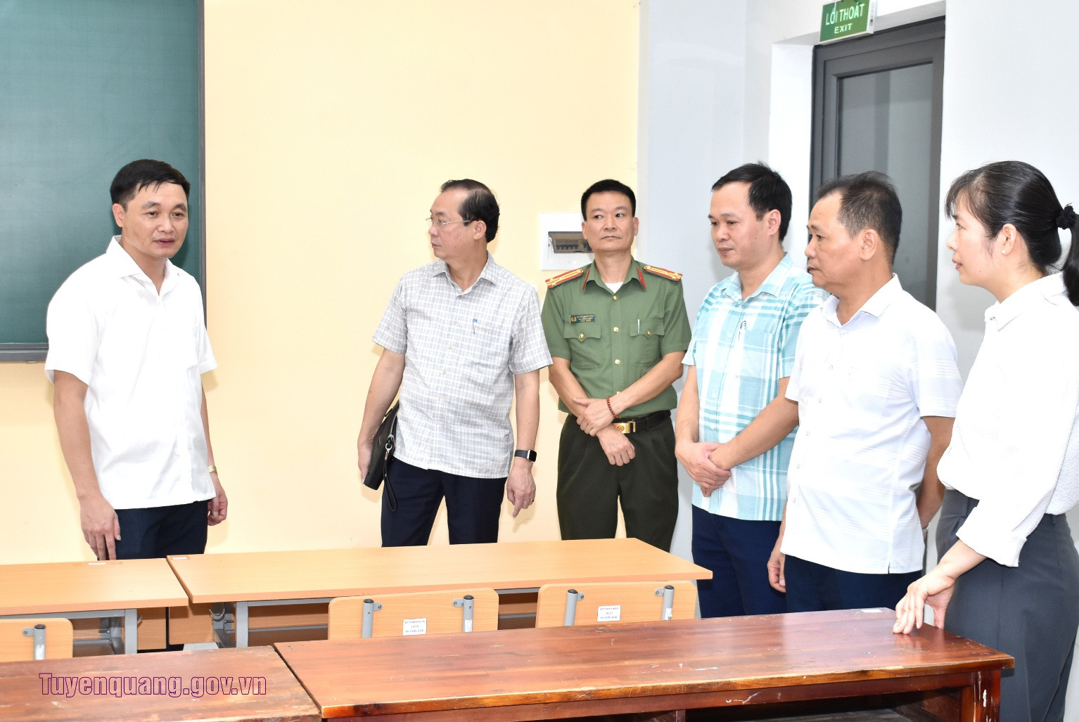 Phó Chủ tịch UBND tỉnh Tuyên Quang Đỗ Anh Tuấn kiểm tra cơ sở vật chất, điều kiện tổ chức thi lại tốt nghiệp tại phòng thi ở Điểm thi Trường THPT Chuyên Tuyên Quang. Ảnh: Cổng TTĐT tỉnh Tuyên Quang