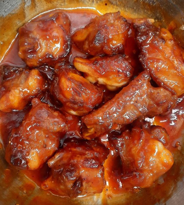 Rim sườn: Phi thơm hành tỏi băm, cho nước sốt vào đun sôi lăn tăn. Cho sườn vào đảo đều tay khoảng 5 phút trên lửa vừa cho sốt cô đặc, áo đều từng miếng sườn là hoàn thành. Ảnh: Hoang Trang