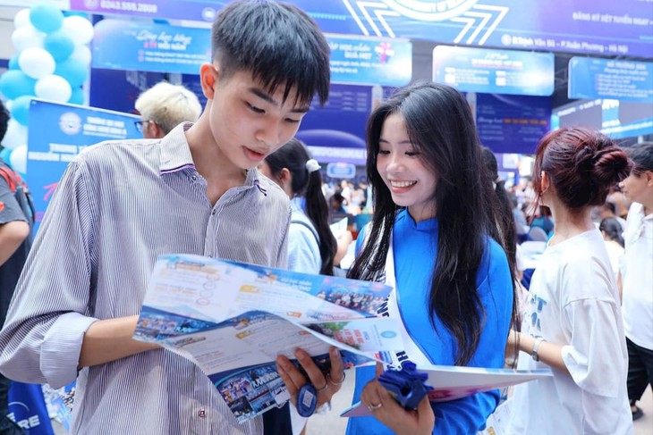 Thí sinh tham gia ngày hội tư vấn xét tuyển đại học năm 2026. Ảnh minh hoạ: HB