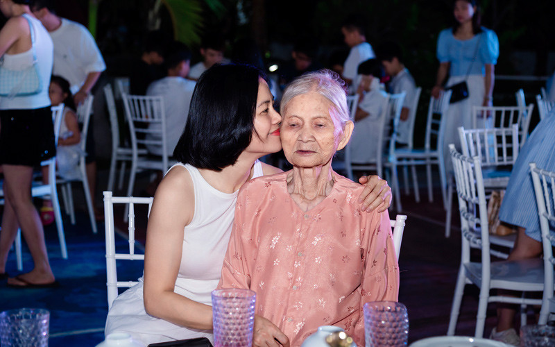 Cụ bà 94 tuổi ở Ninh Bình cùng 81 con cháu đi du lịch, xúc động phút sum vầy - 5