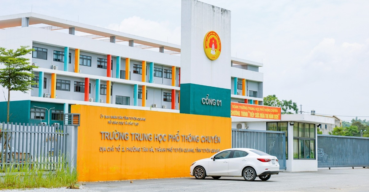 Cổng trường THPT Chuyên Tuyên Quang. Ảnh: T.L
