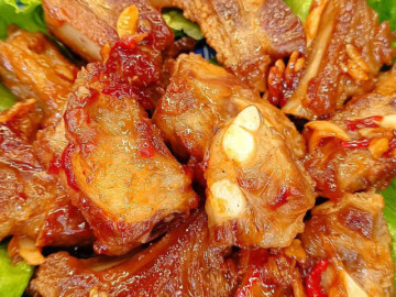 Món sườn xào chua ngọt thơm ngon hơn, thịt mềm mọng, bên ngoài giòn khi thêm vào nước giải khát quen thuộc ngày hè