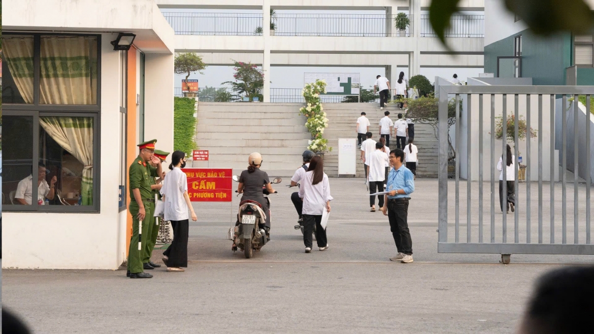 Điểm thi Trường THPT Chuyên Tuyên Quang bố trí 15 phòng thi, giữ nguyên số báo danh và dữ liệu phòng thi gốc; Sở GD-ĐT huy động 175 lượt người tham gia tổ chức kỳ thi, trong đó 70 người phụ trách công tác làm thi.