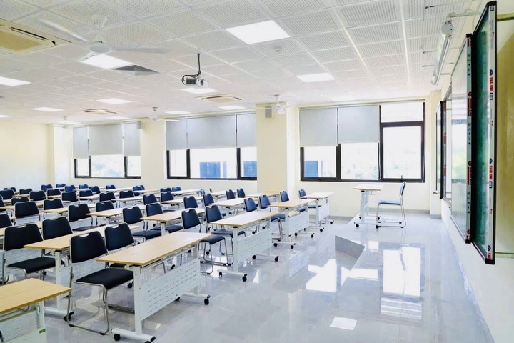 Tại các giảng đường, cơ sở vật chất được hoàn thiện theo hướng hiện đại, thuận tiện và đáp ứng quy mô đào tạo ngày càng tăng tại Hòa Lạc.