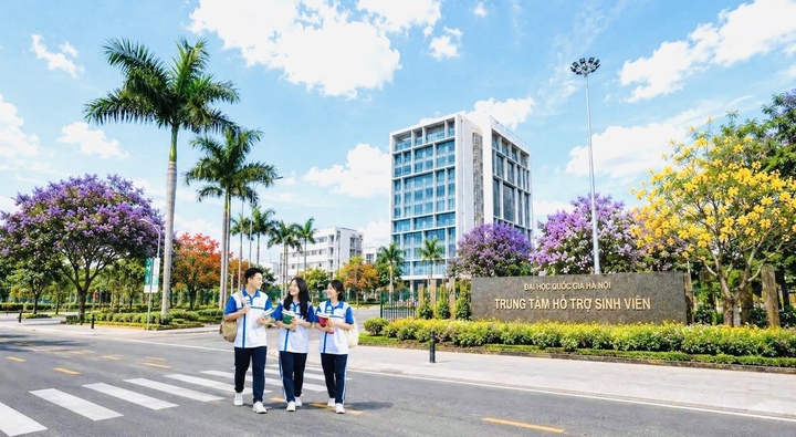 Đại học Quốc gia Hà Nội cho hay, chuẩn bị các điều kiện đón khoảng 17.000 sinh viên về học tập tại Hòa Lạc là nhiệm vụ trọng tâm trong năm học mới, với yêu cầu bảo đảm đồng bộ từ giảng đường, thư viện, y tế, ký túc xá, giao thông đến các dịch vụ và hoạt động đời sống, để người học yên tâm học tập, nghiên cứu và sinh hoạt.