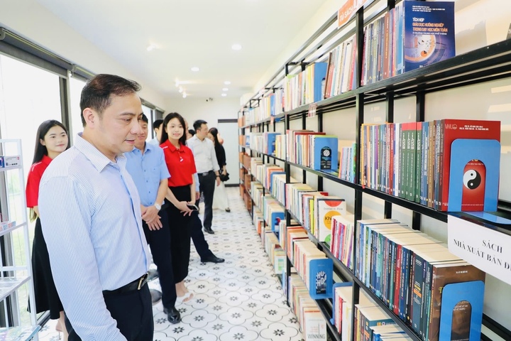 Không chỉ có giảng đường, Hòa Lạc đang hình thành hệ sinh thái phục vụ học tập và nghiên cứu với thư viện, các không gian học tập chung và Công viên Tri thức gần 10.000 m². Theo Đại học Quốc gia Hà Nội, hệ thống VNU-LIC hiện có hơn 190.000 giáo trình, sách số; hơn 113.000 tài liệu số nội sinh; hơn 1,3 triệu tài liệu được kết nối từ mạng lưới liên thư viện của 121 cơ sở đào tạo và gần 450.000 bản sách in.